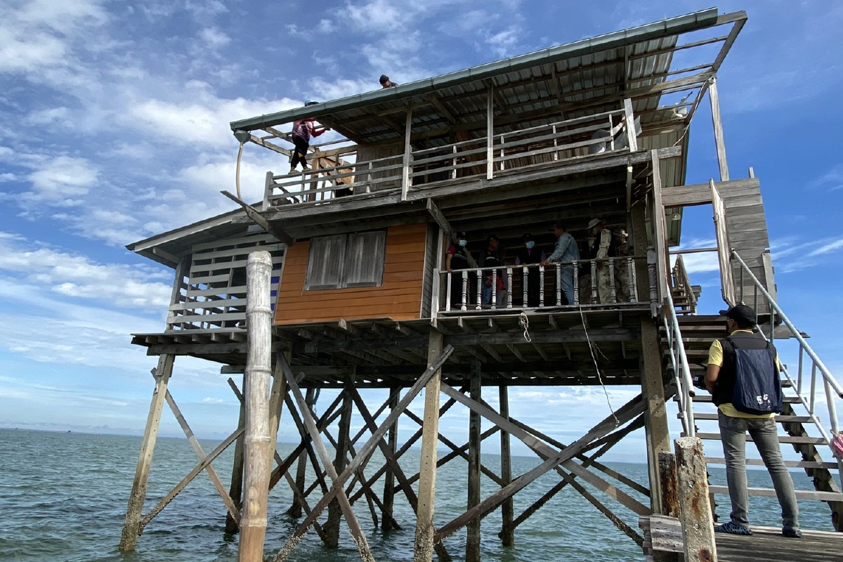 สุราษฎร์ธานีเริ่มรื้อขนำคอกหอยอ่าวบ้านดอน