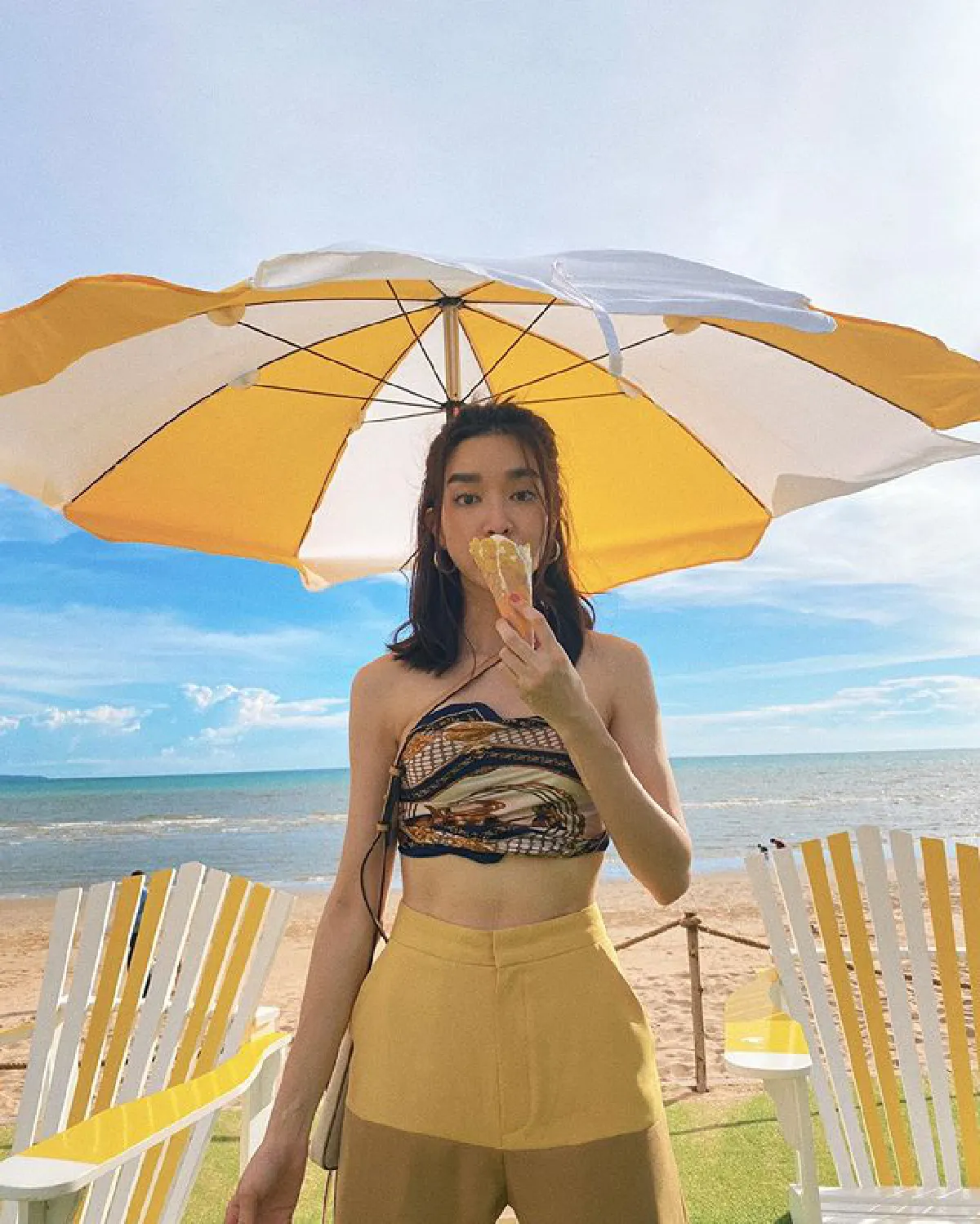 โม มนชนก กลับมาเซ็กซี่สดใส เปลือยแผ่นหลังอวดผิวขาวเนียนริมทะเล