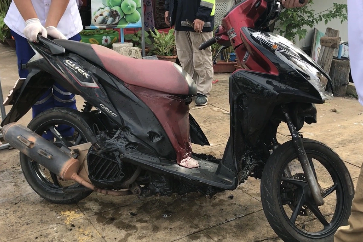 ชายคลั่งทุบ-เผารถจยย.ของอดีตภรรยาหลังเลิกรากัน4เดือน