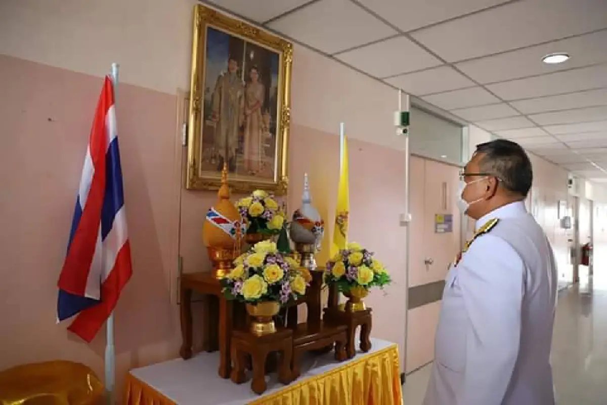 ในหลวง-พระราชินี พระราชทานดอกไม้ตระกร้าสิ่งของ เยี่ยมพลทหารถูกลอบยิง