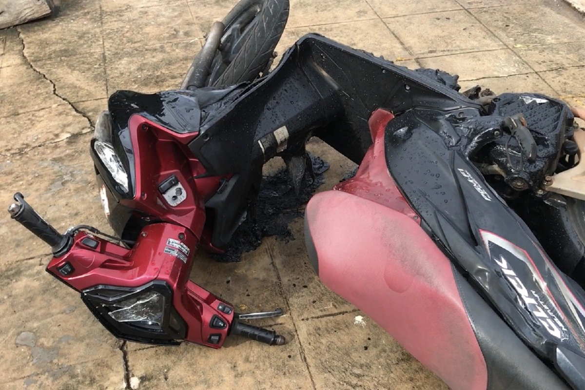 ชายคลั่งทุบ-เผารถจยย.ของอดีตภรรยาหลังเลิกรากัน4เดือน