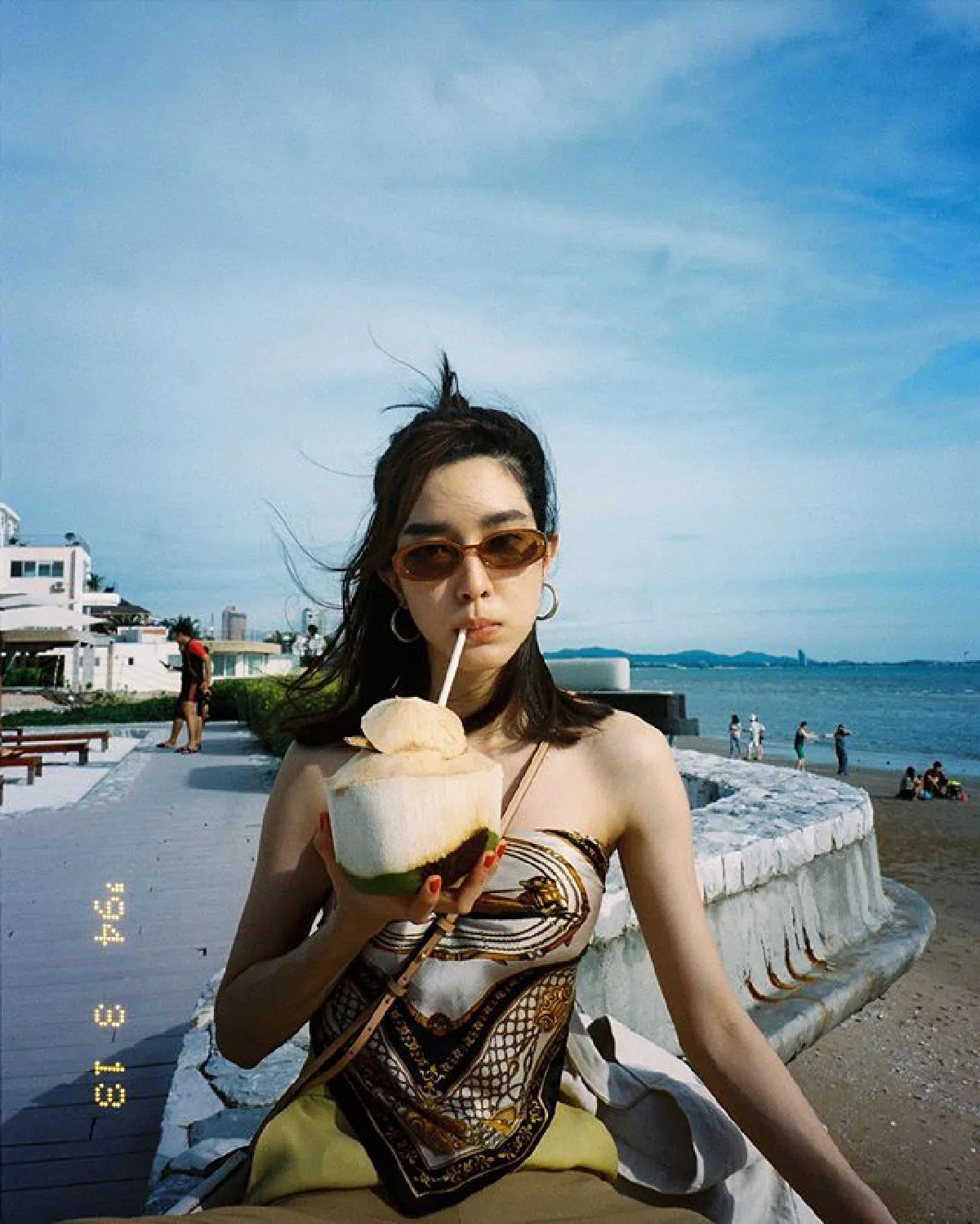 โม มนชนก กลับมาเซ็กซี่สดใส เปลือยแผ่นหลังอวดผิวขาวเนียนริมทะเล