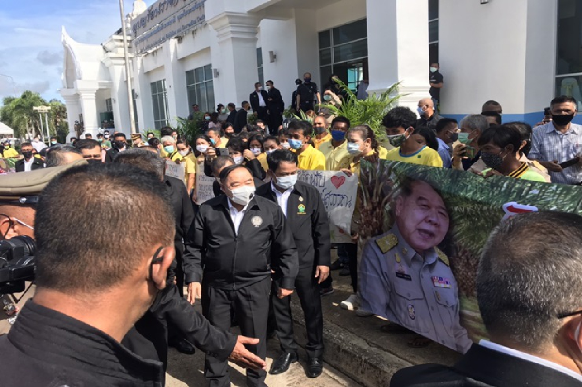 "บิ๊กป้อม"พบชาวสวนปาล์มสุราษฎร์ดันปฏิรูปครบวงจรพยุงราคาไม่ต่ำกก.ละ 4 บาท "บิ๊กป้อม"พบชาวสวนปาล์มสุราษฎร์ดันปฏิรูปครบวงจรพยุงราคาไม่ต่ำกก.ละ 4 บาท