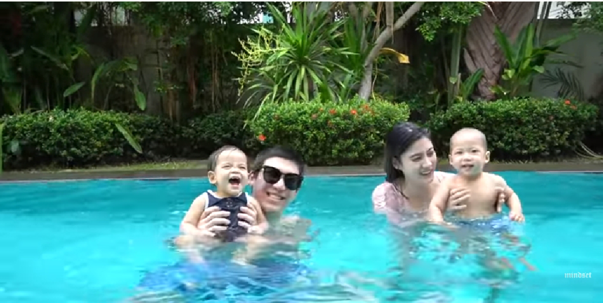 ทริปอบอุ่น! ป๊อก-มาร์กี้ พาลูกแฝดเที่ยวพักผ่อนพัทยา เปิดบ้านพักไปมีสระมรกต