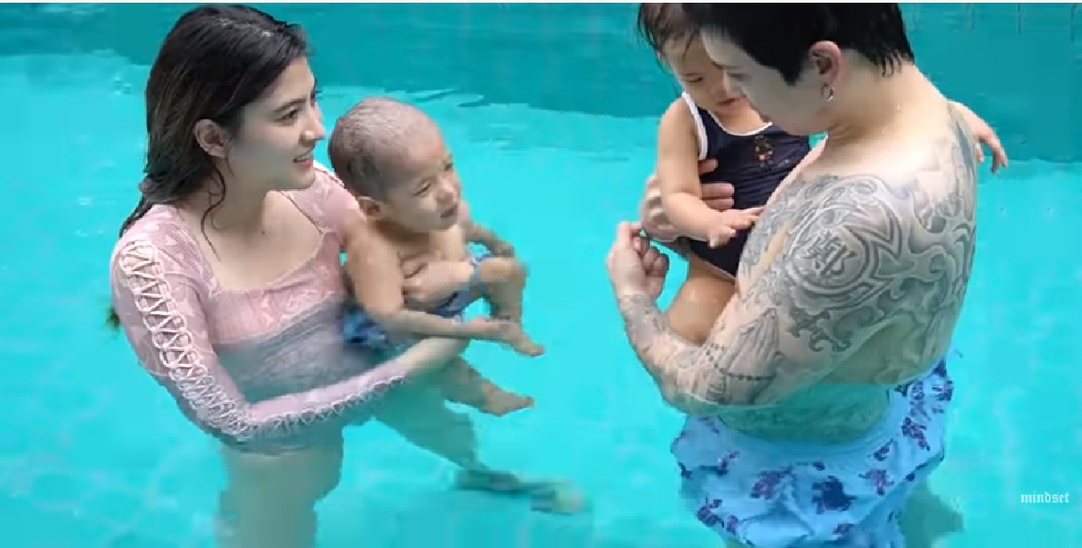 ทริปอบอุ่น! ป๊อก-มาร์กี้ พาลูกแฝดเที่ยวพักผ่อนพัทยา เปิดบ้านพักไปมีสระมรกต