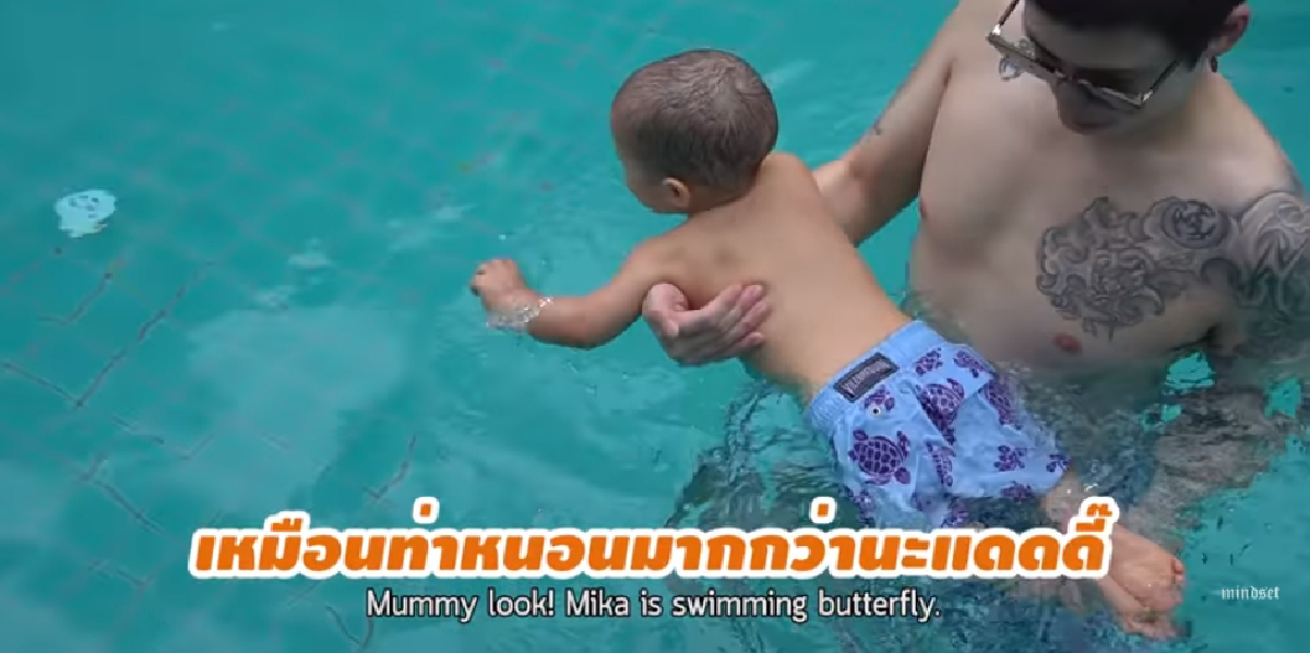 ทริปอบอุ่น! ป๊อก-มาร์กี้ พาลูกแฝดเที่ยวพักผ่อนพัทยา เปิดบ้านพักไปมีสระมรกต