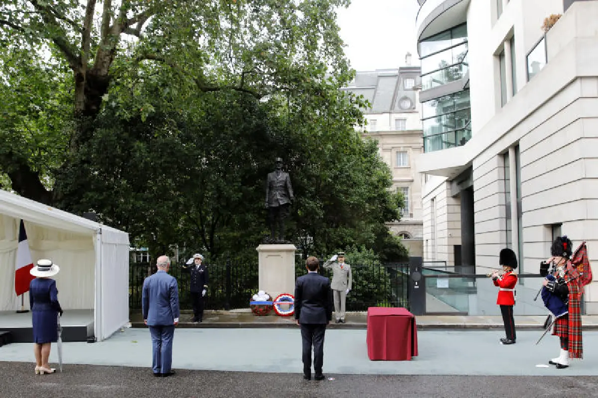 เจ้าชายชาร์ลส์-ผู้นำฝรั่งเศส ไหว้ทักทายแทนจับมือ