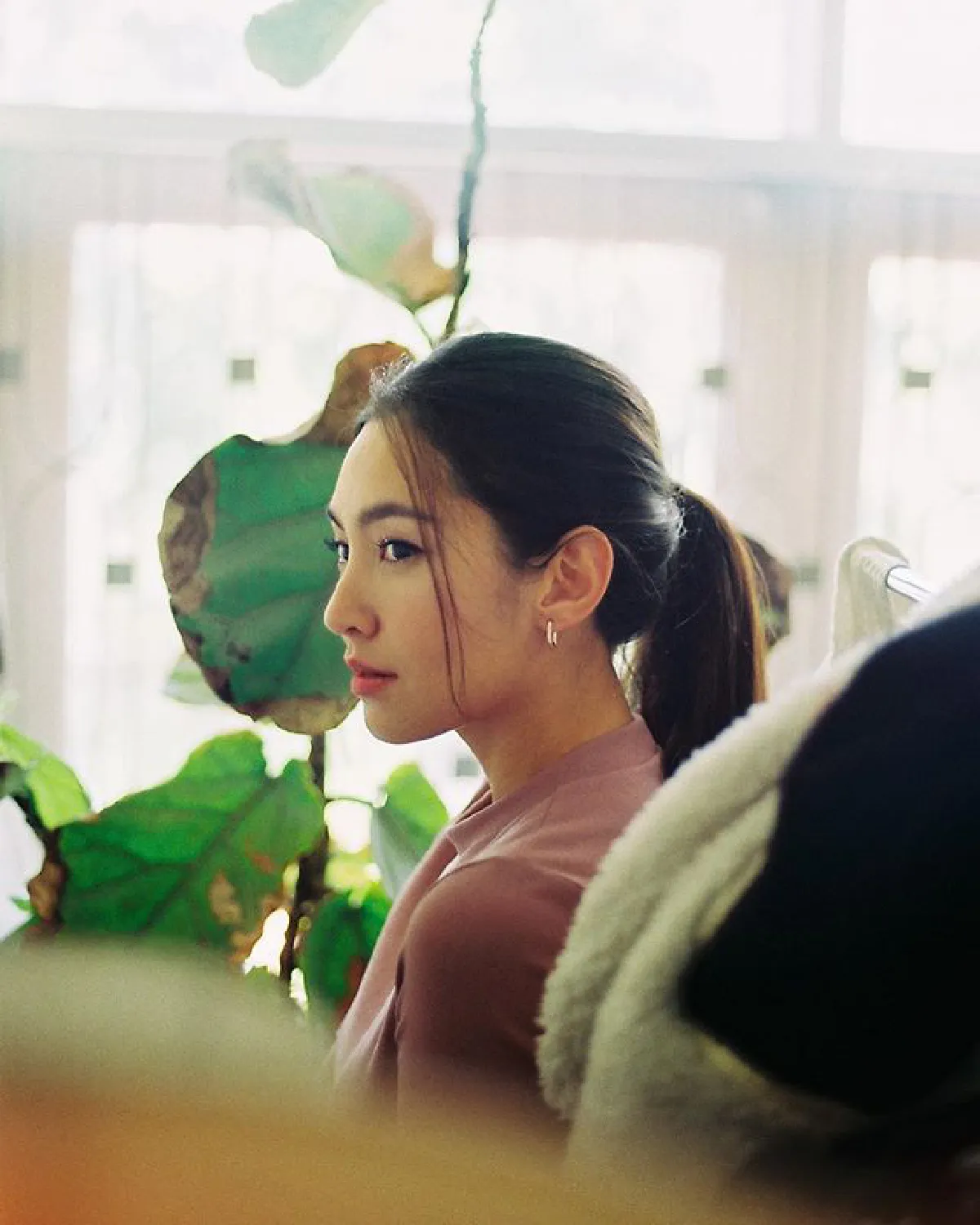 เผยเบื้องหลังภาพสวยของ เบลล่า ตากล้อง เวียร์ สุดทุ่มยืนถ่ายหัวติดเพดาน 