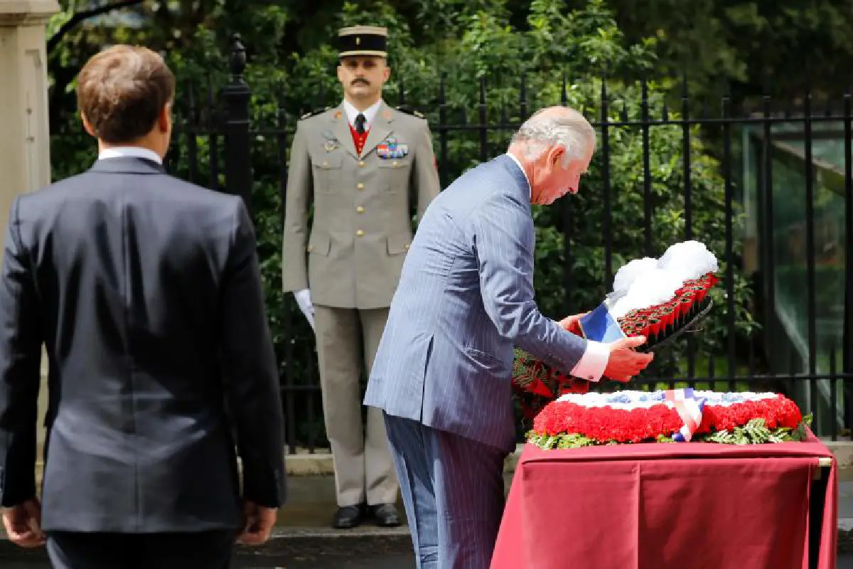 เจ้าชายชาร์ลส์-ผู้นำฝรั่งเศส ไหว้ทักทายแทนจับมือ