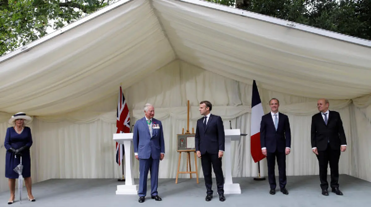 เจ้าชายชาร์ลส์-ผู้นำฝรั่งเศส ไหว้ทักทายแทนจับมือ