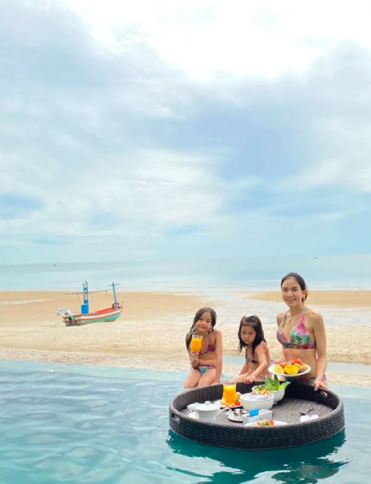 “พลอย ชิดจันทร์” อวดหุ่นคุณแม่ลูก 4 สุดเป๊ะ ในชุดว่ายน้ำเว้าสูงสุดแซ่บ