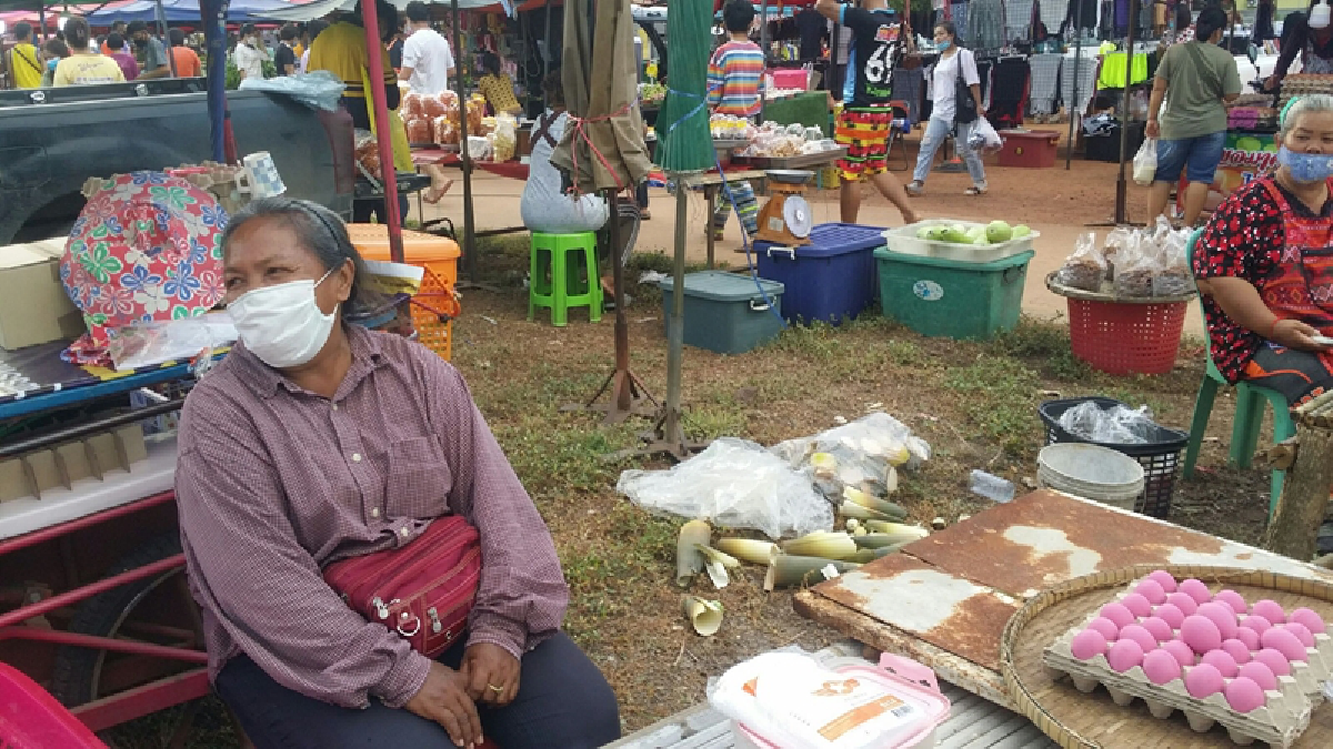 แม่ค้ากลัวพลังสุริยคราสยิ่งกว่าโควิด-19 ไม่กล้าออกมาขายของ