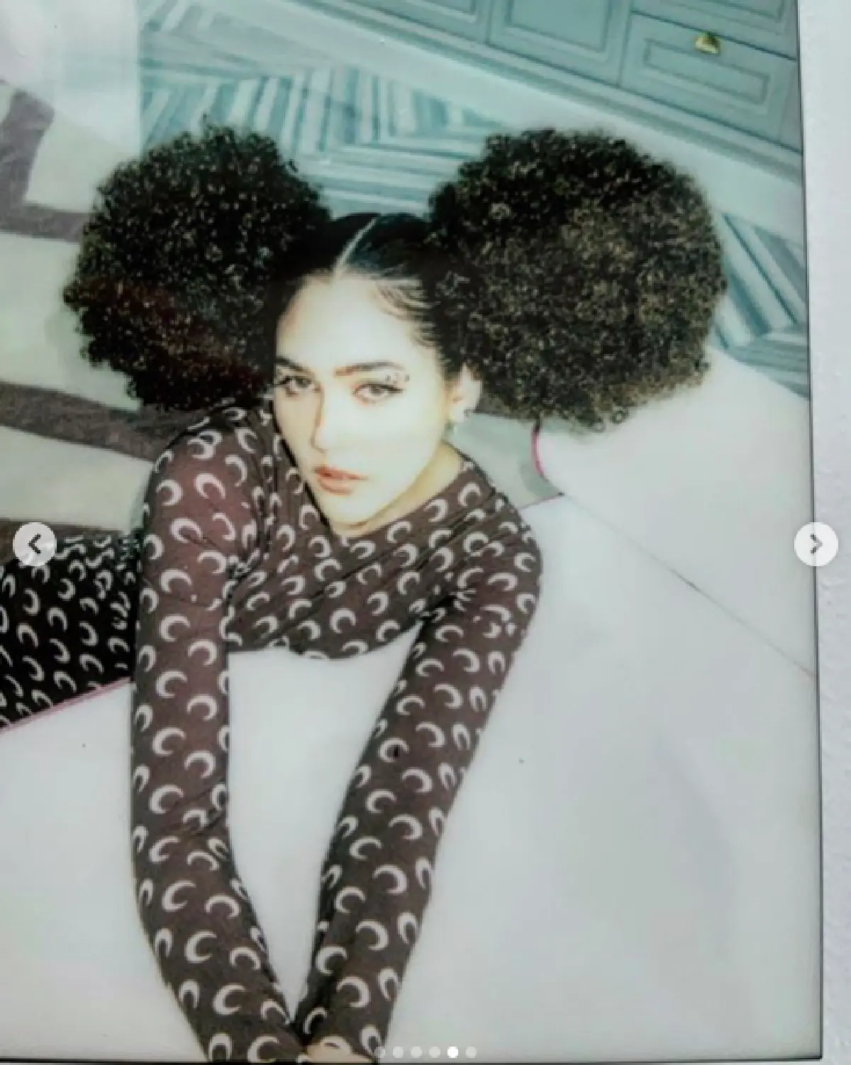  ทำได้คนเดียวจริงๆ! "ชมพู่ อารยา" กับแฟชั่นทรงผมสุดล้ำ ที่ทำเอาถึงกับตาค้าง