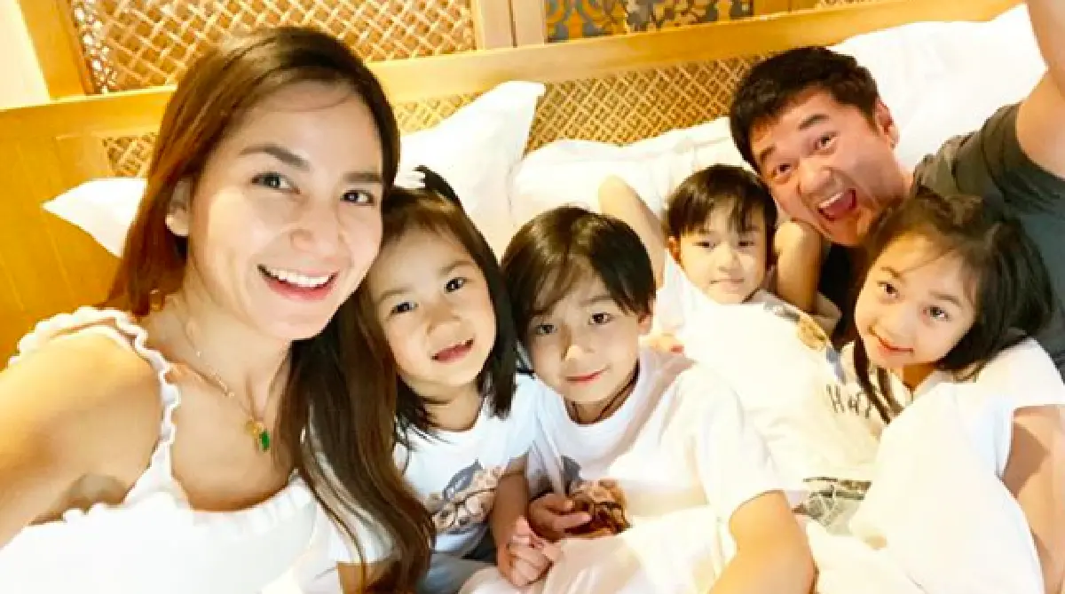 “พลอย ชิดจันทร์” อวดหุ่นคุณแม่ลูก 4 สุดเป๊ะ ในชุดว่ายน้ำเว้าสูงสุดแซ่บ