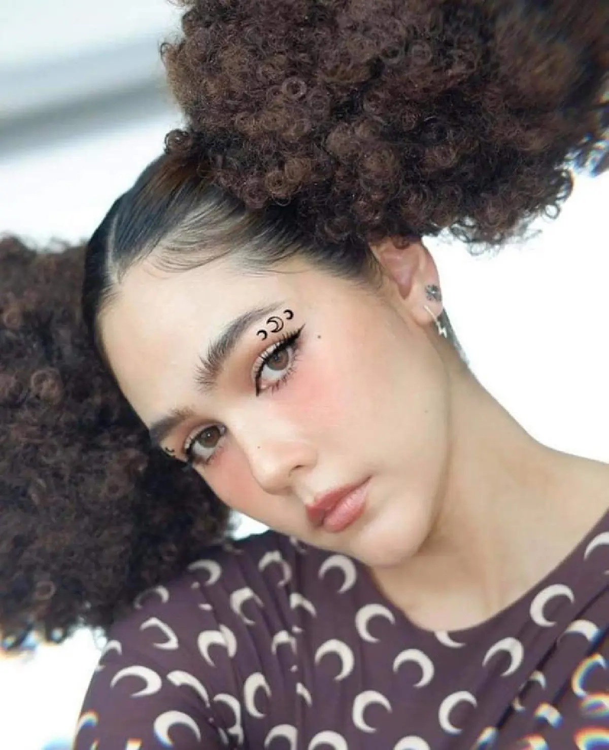  ทำได้คนเดียวจริงๆ! "ชมพู่ อารยา" กับแฟชั่นทรงผมสุดล้ำ ที่ทำเอาถึงกับตาค้าง