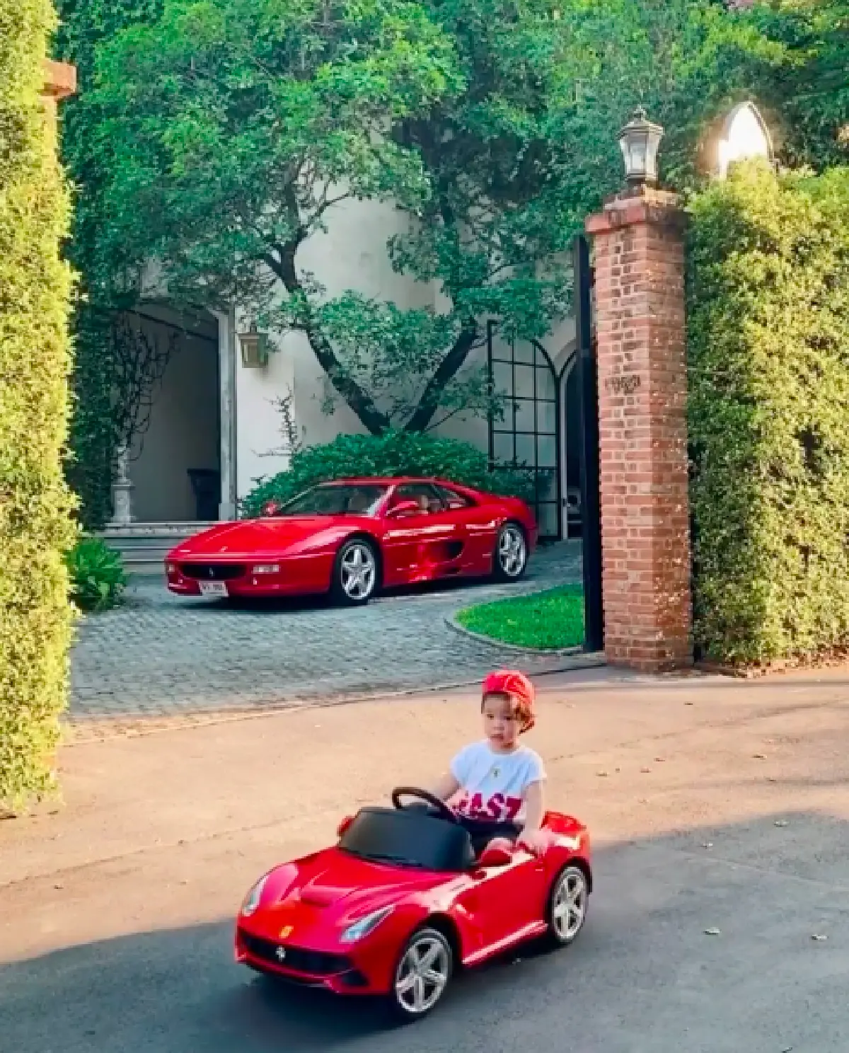 “เอมมี่ มรกต” ทำสำเร็จ! เก็บเงินซื้อรถเฟอร์รารี่ให้ “ไฮโซเจมส์” หลังต้องขายรถเพื่อซื้อแหวนแต่งงาน