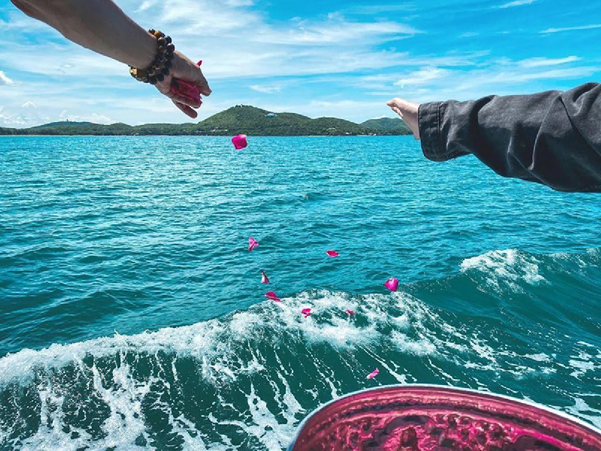 “เปิ้ล หัทยา” พร้อม “ลูกหนุน-ลูกหนัง” พากันร่วมส่ง “ตั้ว ศรัณยู” เป็นครั้งสุดท้าย 