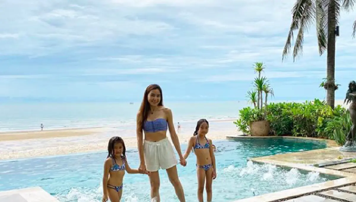 “พลอย ชิดจันทร์” อวดหุ่นคุณแม่ลูก 4 สุดเป๊ะ ในชุดว่ายน้ำเว้าสูงสุดแซ่บ
