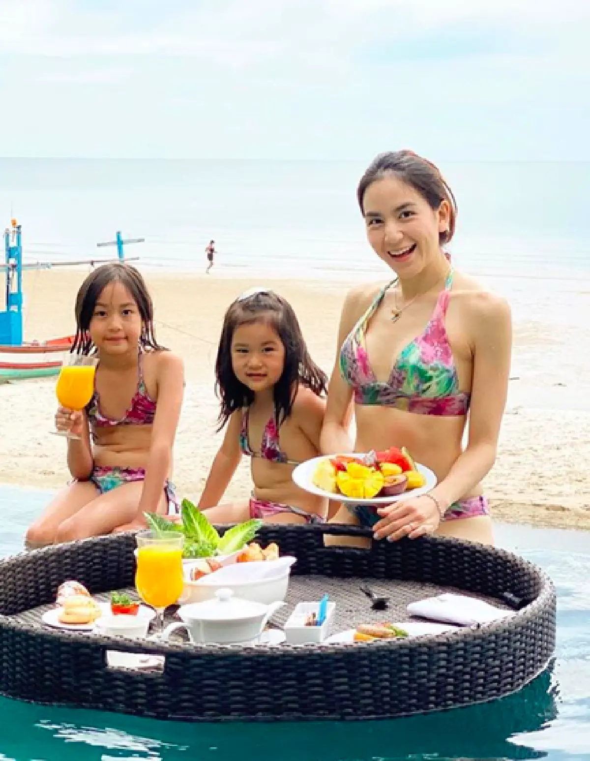 “พลอย ชิดจันทร์” อวดหุ่นคุณแม่ลูก 4 สุดเป๊ะ ในชุดว่ายน้ำเว้าสูงสุดแซ่บ