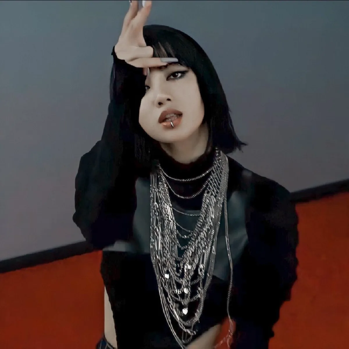 “ใหม่ ดาวิกา” กับลุคสายฝอสุดปัง มองแวบแรกนึกว่า “ลิซ่า BLACKPINK”