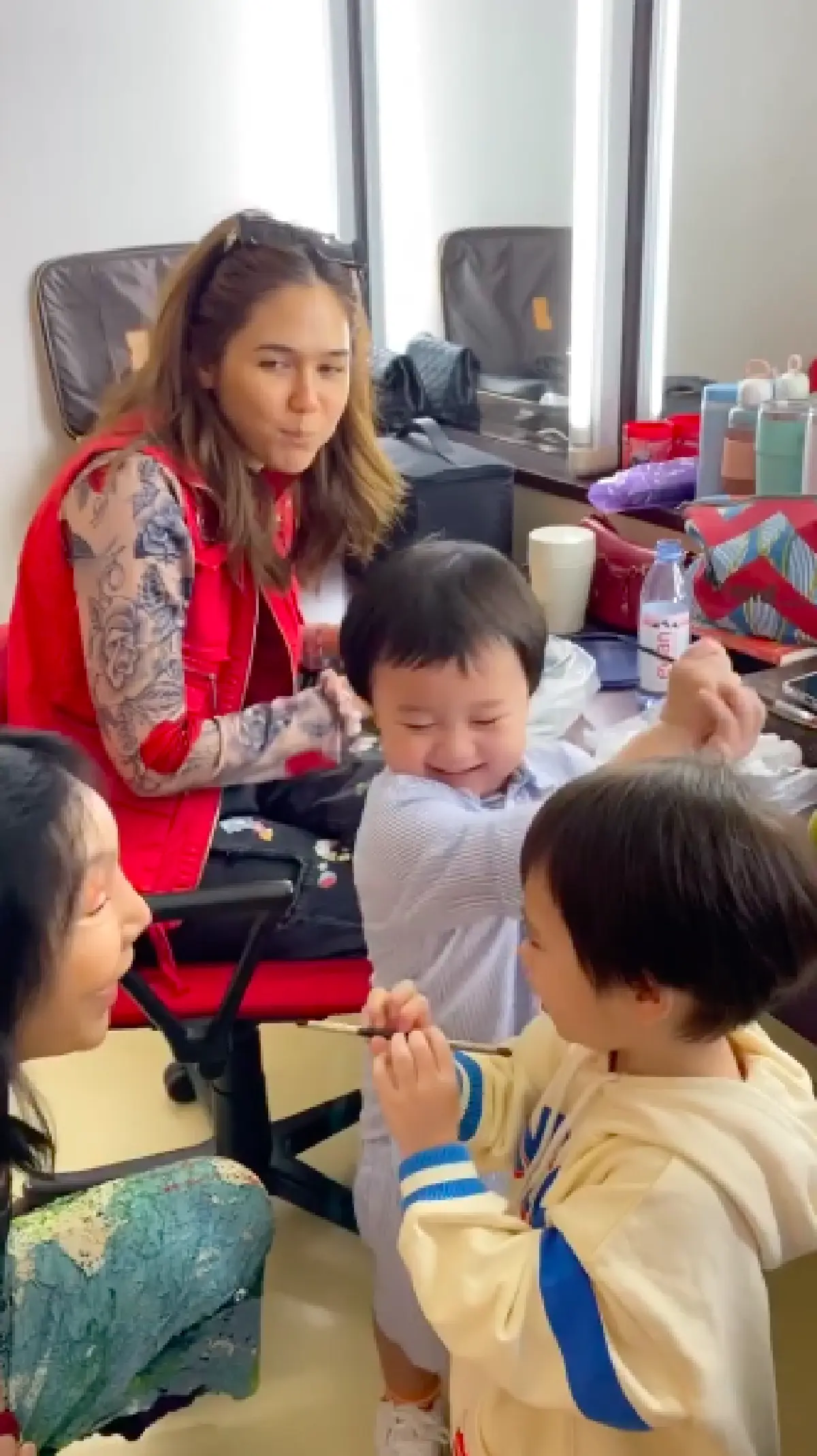 น่ารักทั้งยายทั้งหลาน! "สายฟ้า-พายุ" จับแปรงมาแต่งหน้าให้ "ม้า อรนภา"