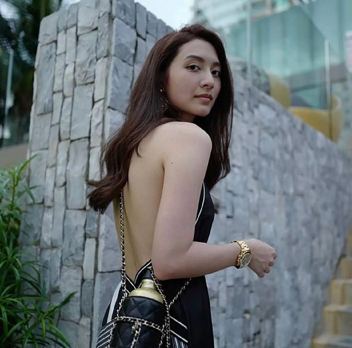 มิว นิษฐา โดนวิจารณ์..แต่งตัวไม่ดูกาลเทศะ ใส่ชุดแหวกหลังไปทานก๋วยเตี๋ยว