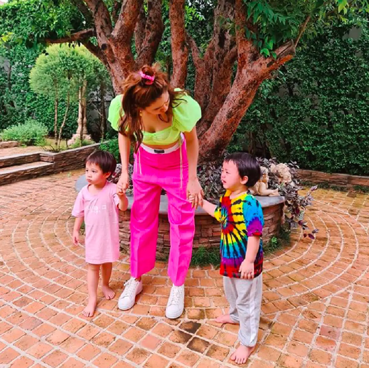 น่ารักทั้งยายทั้งหลาน! "สายฟ้า-พายุ" จับแปรงมาแต่งหน้าให้ "ม้า อรนภา"