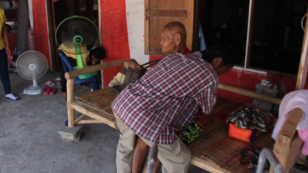 น้ำตาลูกผู้ชาย!พ่อลูกพลัดพรากกว่า 17 ปี ตำรวจช่วยตามหาจนเจอ