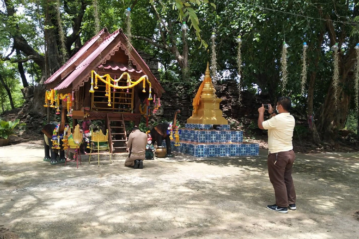 มือดีผวาอาถรรพ์นำหินโบราณกลับไปคืนที่เดิม