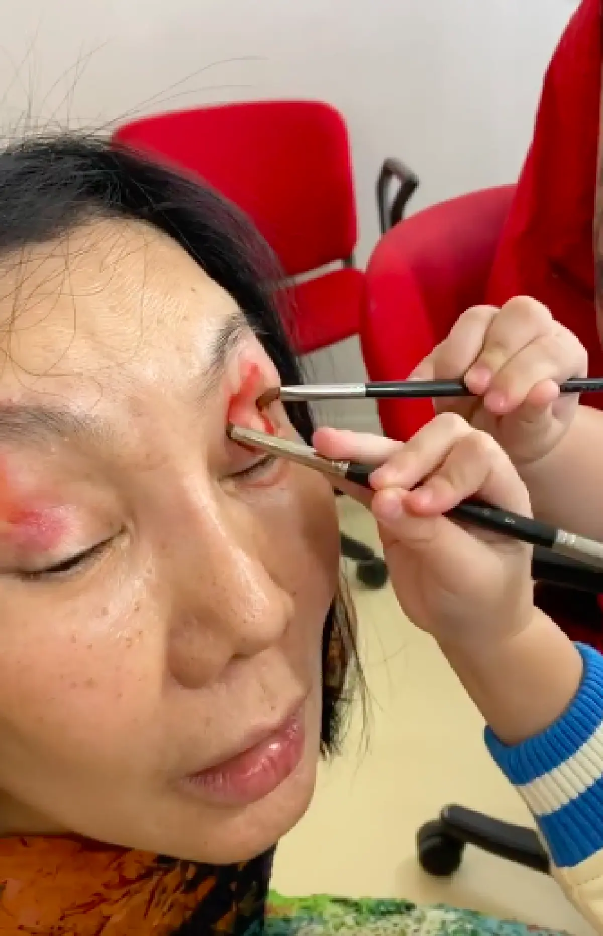 น่ารักทั้งยายทั้งหลาน! "สายฟ้า-พายุ" จับแปรงมาแต่งหน้าให้ "ม้า อรนภา"