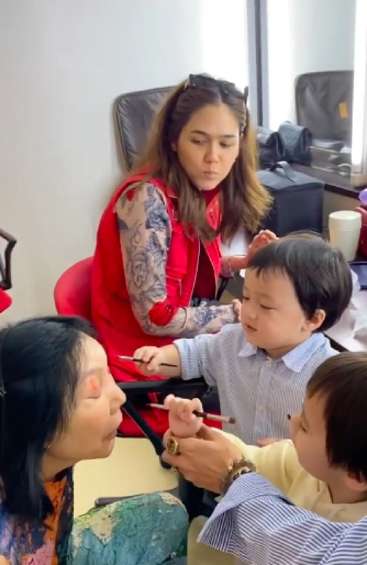 น่ารักทั้งยายทั้งหลาน! "สายฟ้า-พายุ" จับแปรงมาแต่งหน้าให้ "ม้า อรนภา"