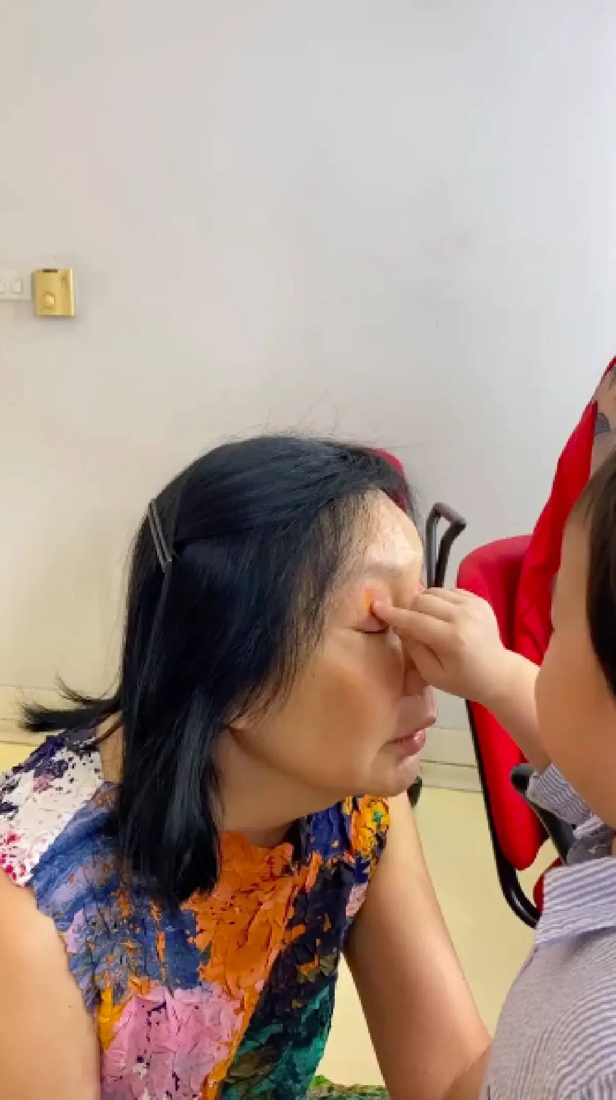 น่ารักทั้งยายทั้งหลาน! "สายฟ้า-พายุ" จับแปรงมาแต่งหน้าให้ "ม้า อรนภา"