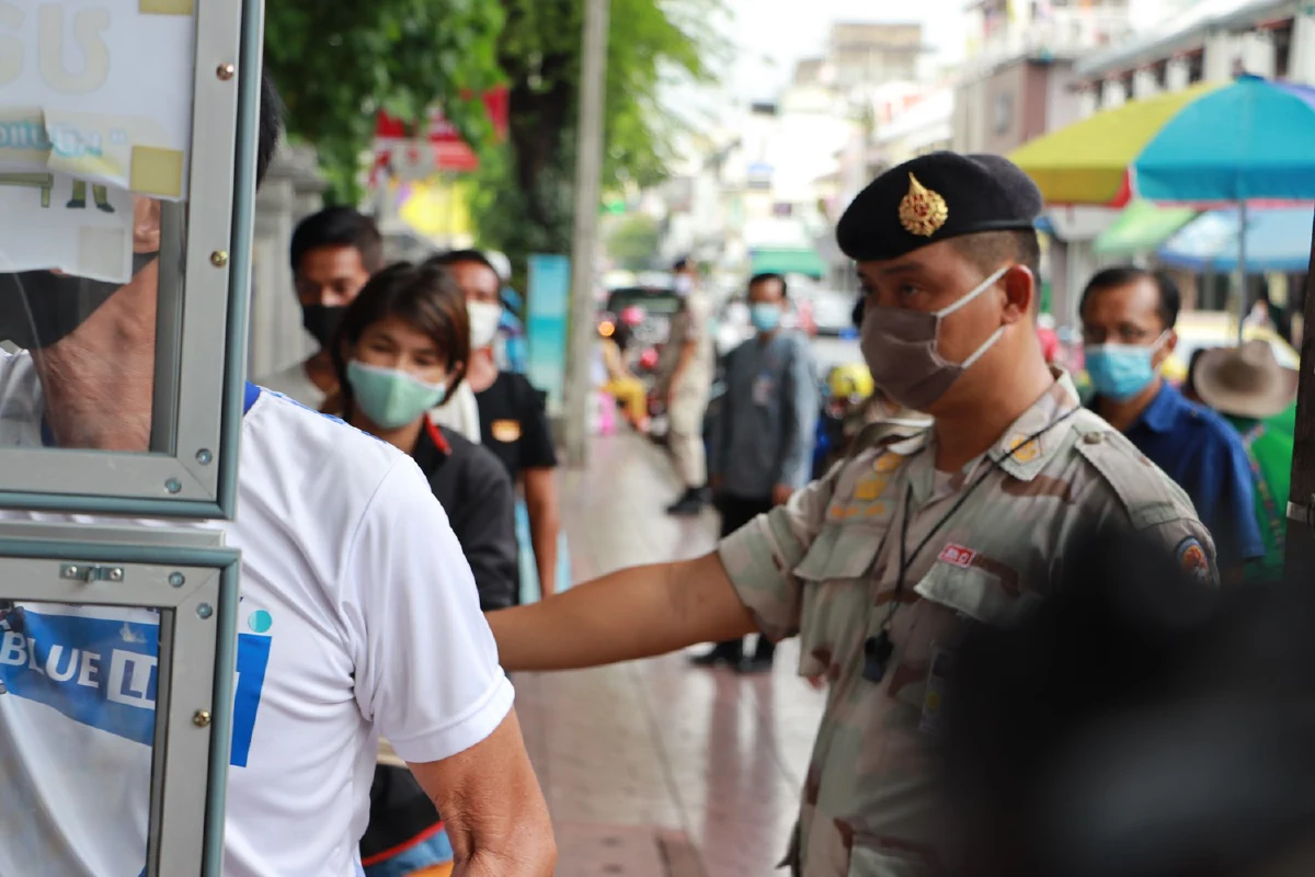 มท.จัดอส.คุมเข้มป้องกันผู้เดือดร้อนโควิด-19 ทะเลาะแย่งของในตู้ปันน้ำใจ