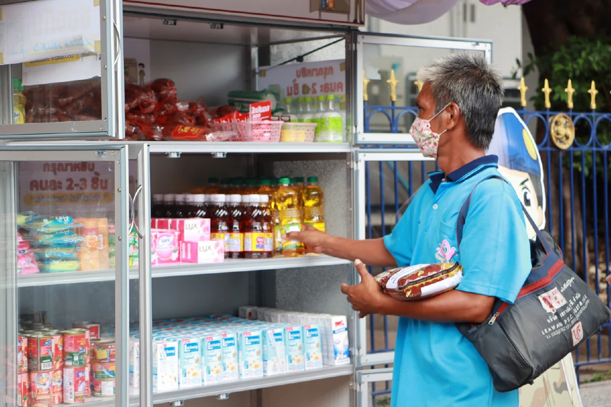 มท.จัดอส.คุมเข้มป้องกันผู้เดือดร้อนโควิด-19 ทะเลาะแย่งของในตู้ปันน้ำใจ