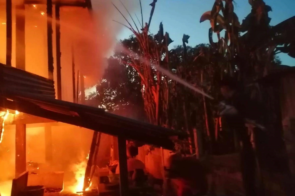 หนุ่มเพิ่งพ้นโทษโกรธพ่อแม่ไม่มีเงินให้จุดไฟเผาบ้านตัวเองวอด