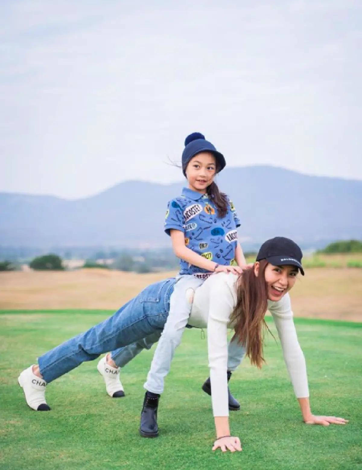 “น้องชิลลี่” ลูกสาว “พลอย ชิดจันทร์” กับลุคหลวานละมุน แต่งแบบจัดเต็ม