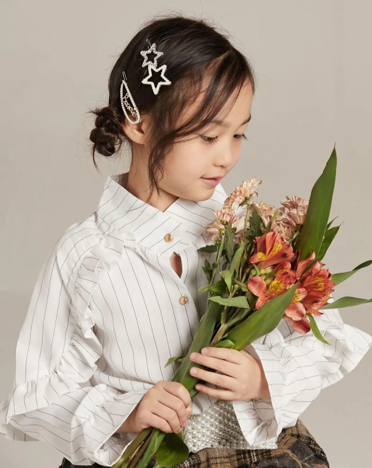 “น้องชิลลี่” ลูกสาว “พลอย ชิดจันทร์” กับลุคหลวานละมุน แต่งแบบจัดเต็ม