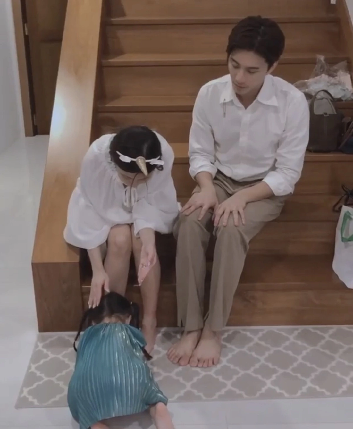 มุมอ่อนโยน! น้องเป่าเปา ก้มกราบเท้า บี้-กุ๊บกิ๊บ ในวันเกิดอายุครบ 4 ขวบ