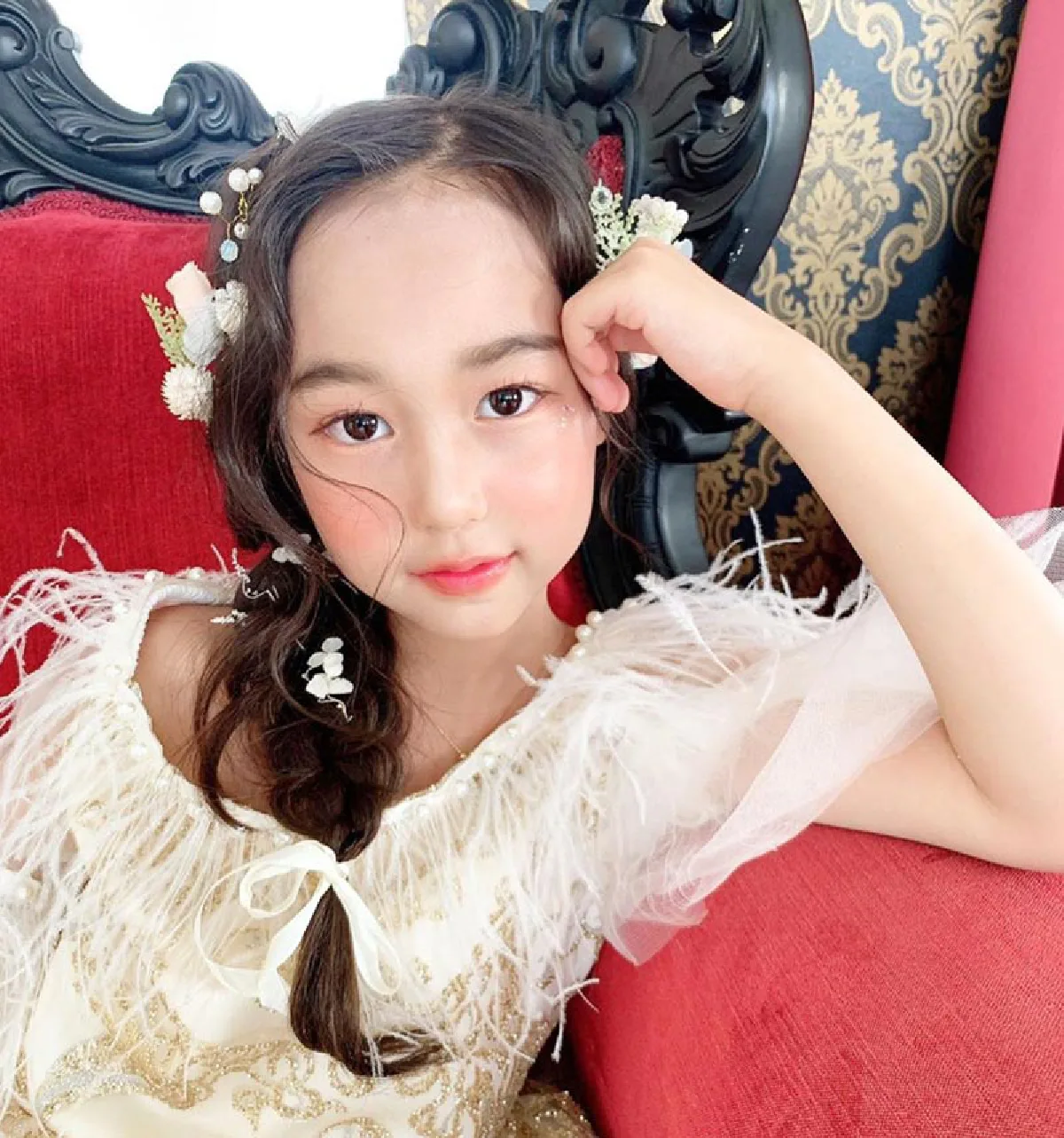 “น้องชิลลี่” ลูกสาว “พลอย ชิดจันทร์” กับลุคหลวานละมุน แต่งแบบจัดเต็ม