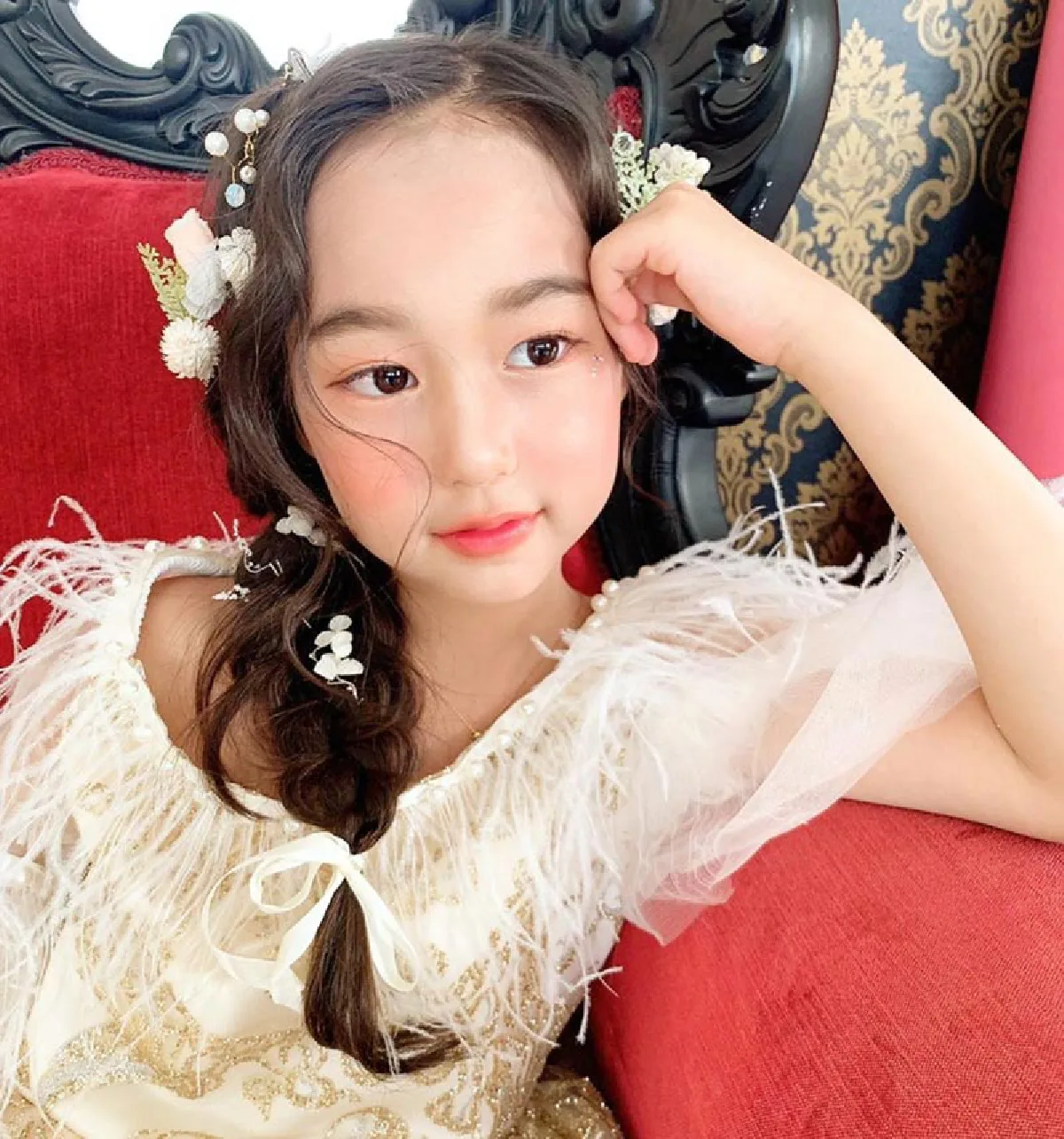 “น้องชิลลี่” ลูกสาว “พลอย ชิดจันทร์” กับลุคหลวานละมุน แต่งแบบจัดเต็ม