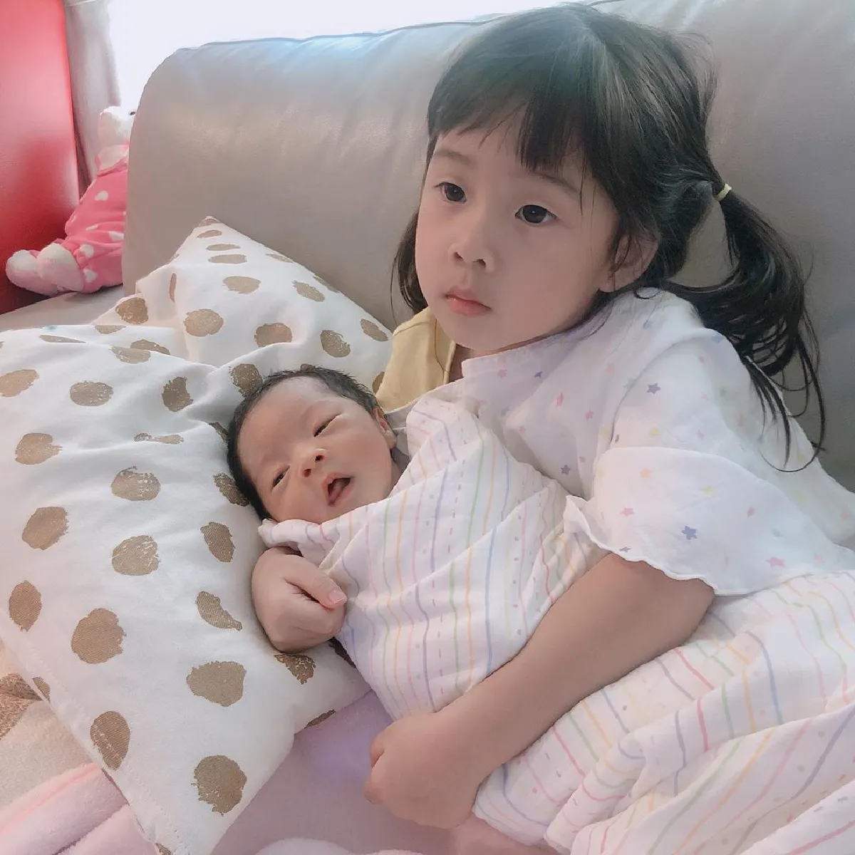 มุมอ่อนโยน! น้องเป่าเปา ก้มกราบเท้า บี้-กุ๊บกิ๊บ ในวันเกิดอายุครบ 4 ขวบ