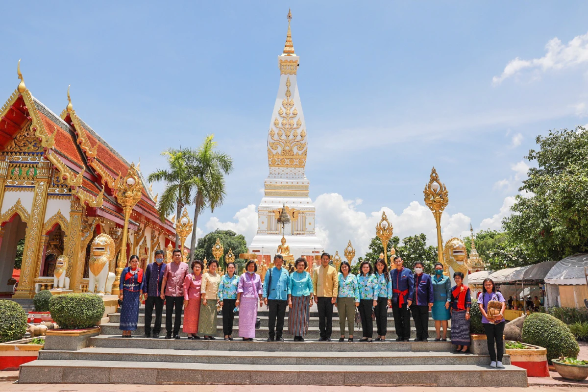 พช.ร่วมกับสภาสตรีฯ มอบถุงยังชีพ 500 ชุดให้ชาวนครพนม