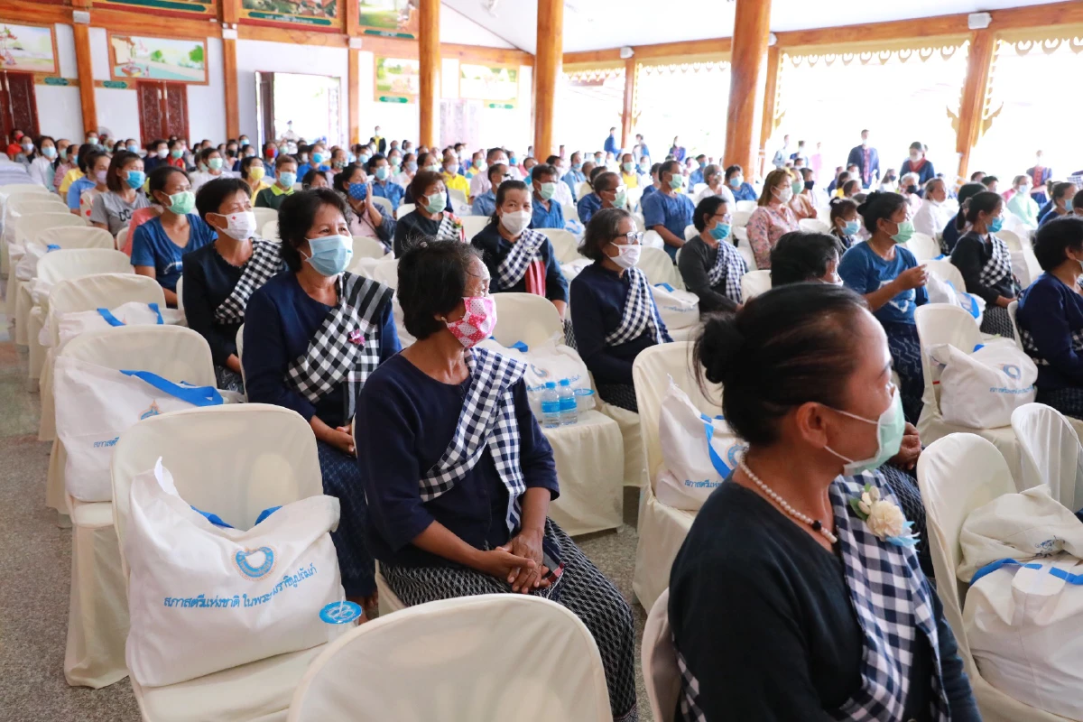 พช.ร่วมกับสภาสตรีฯ มอบถุงยังชีพ 500 ชุดให้ชาวนครพนม