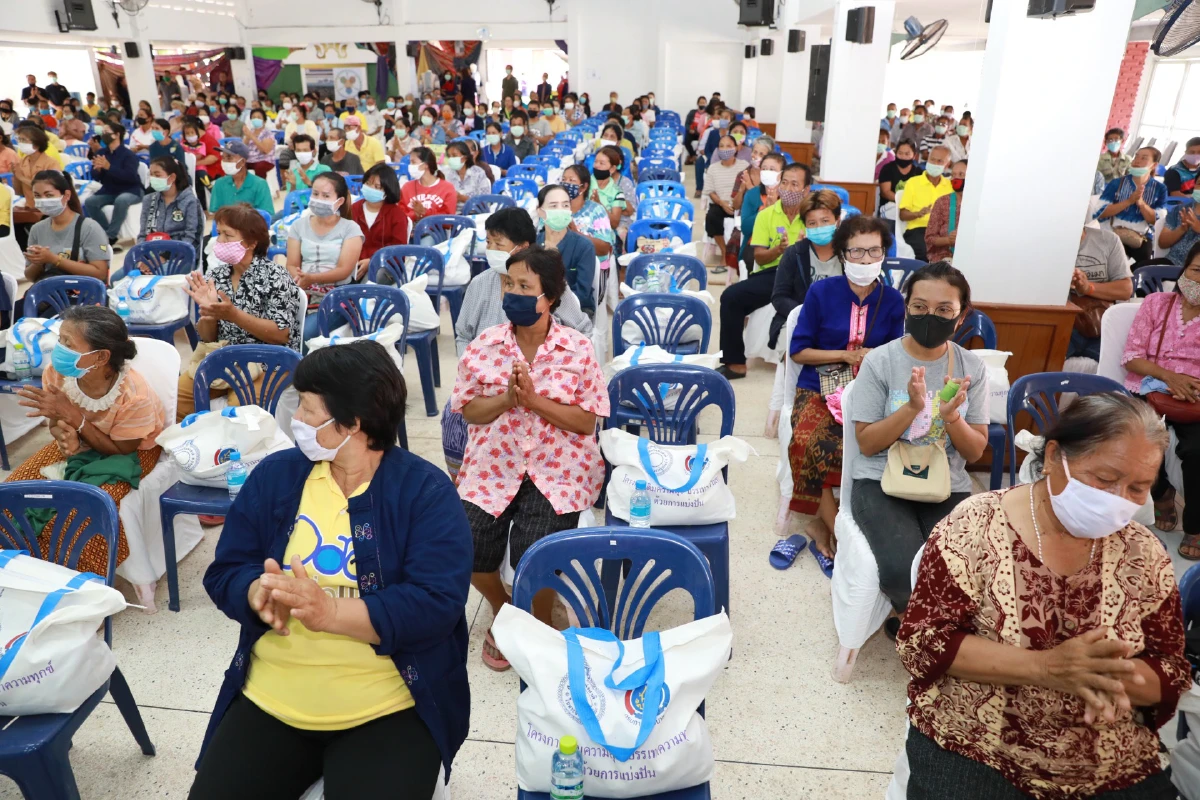 พช.ร่วมกับสภาสตรีฯ มอบถุงยังชีพ 500 ชุดให้ชาวนครพนม