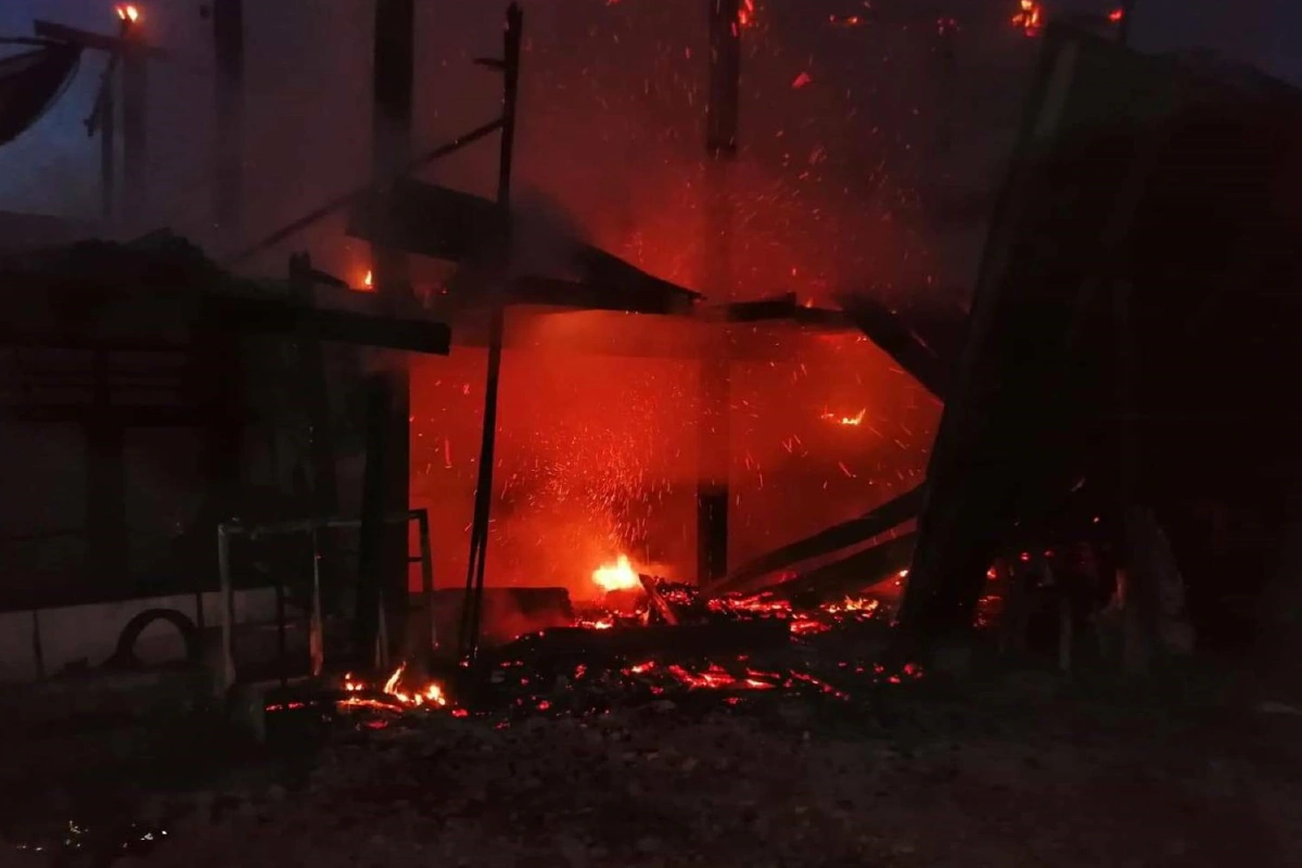 หนุ่มเพิ่งพ้นโทษโกรธพ่อแม่ไม่มีเงินให้จุดไฟเผาบ้านตัวเองวอด