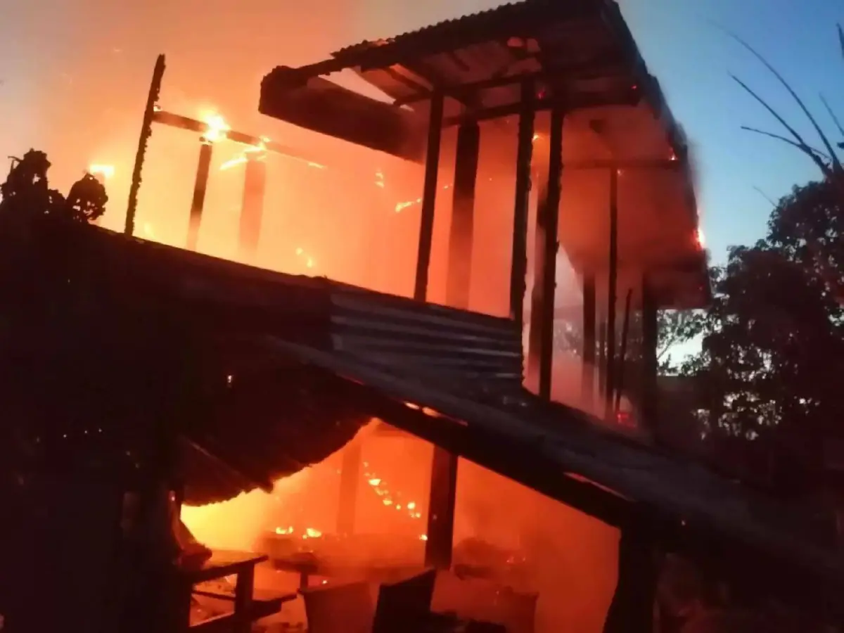 หนุ่มเพิ่งพ้นโทษโกรธพ่อแม่ไม่มีเงินให้จุดไฟเผาบ้านตัวเองวอด