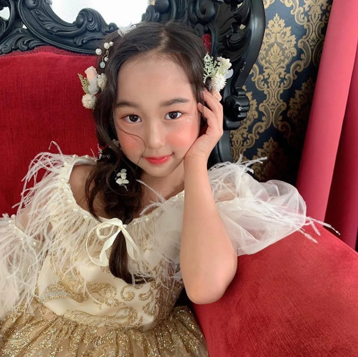 “น้องชิลลี่” ลูกสาว “พลอย ชิดจันทร์” กับลุคหลวานละมุน แต่งแบบจัดเต็ม