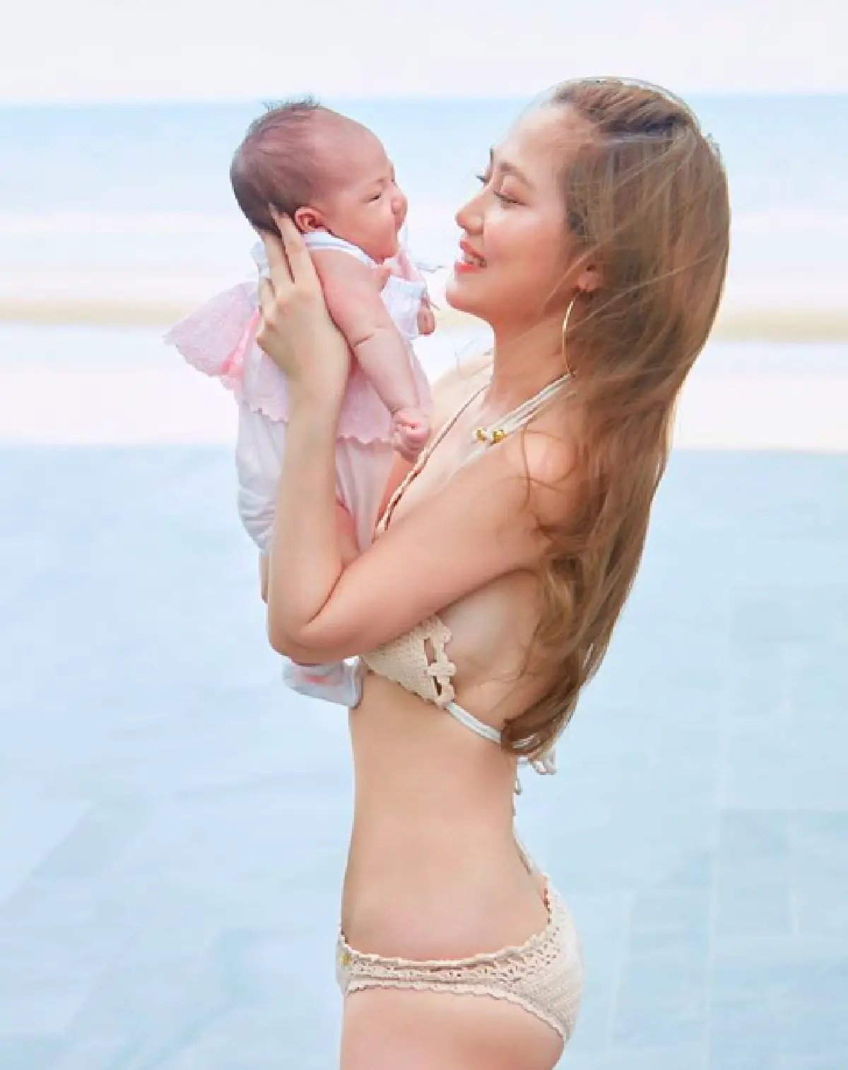 "นาวิน ต้าร์" เผยภาพภรรยากำลังให้นมลูกจากเต้า ส่วนแคปชั่นพ่อนั้นเด็ดมาก