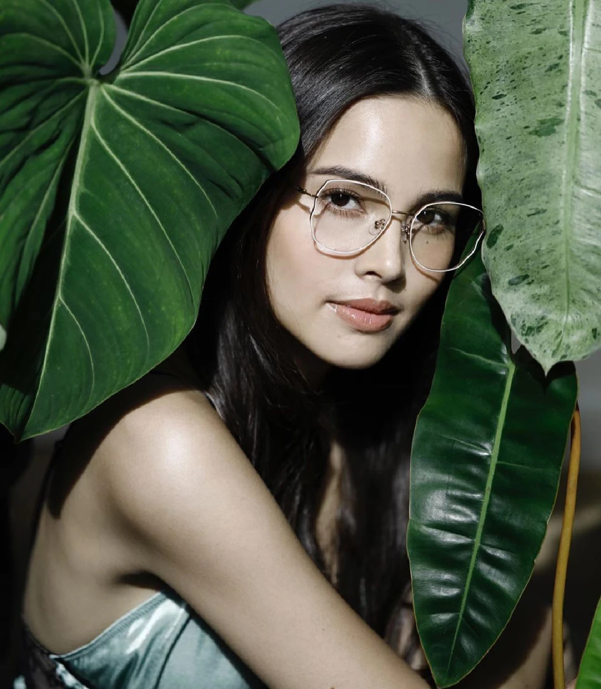 ญาญ่า โพสต์ท่าคู่ต้นชวนชม เบลล่า แซวให้เลิกถ่ายรูปกับต้นไม้ เดี๋ยวราคาจะแพงขึ้น