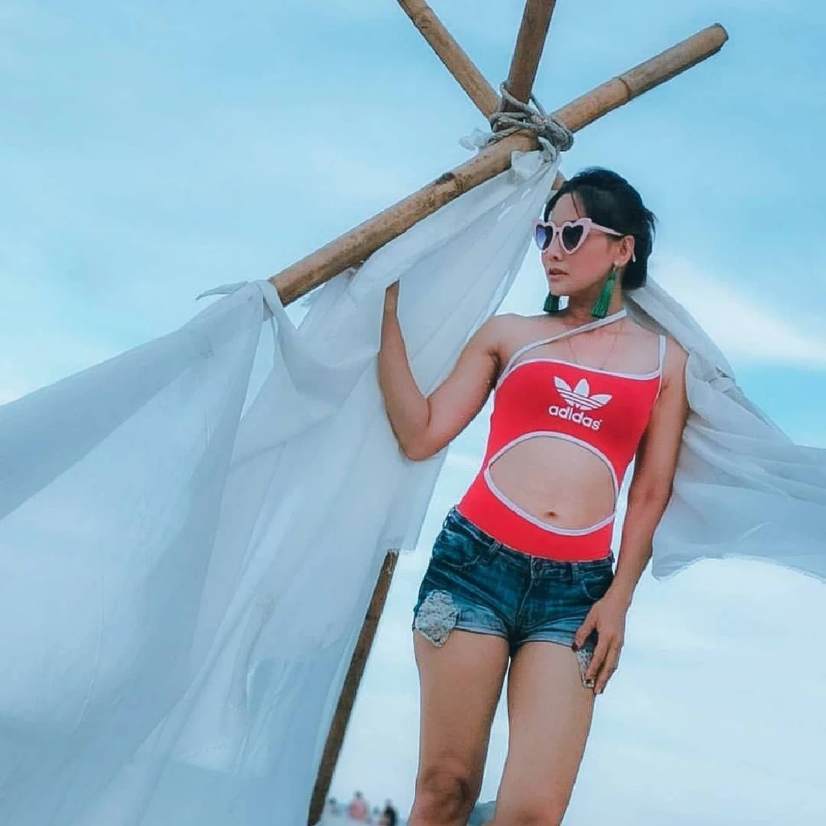 "ติ๊ก บิ๊กบราเธอร์" โชว์หุ่นแซ่บในชุดวันพีซสีแดงสด จัดเต็มทุกท่าโพส 